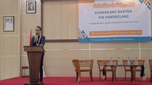 Rezi Miftahudin - Ketua Umum Kumandang Banten tengah naik podium