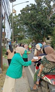 Tampak Anggota LDK dan Racan Tengah Memberikan Takjil Kepada Pengguna Jalan