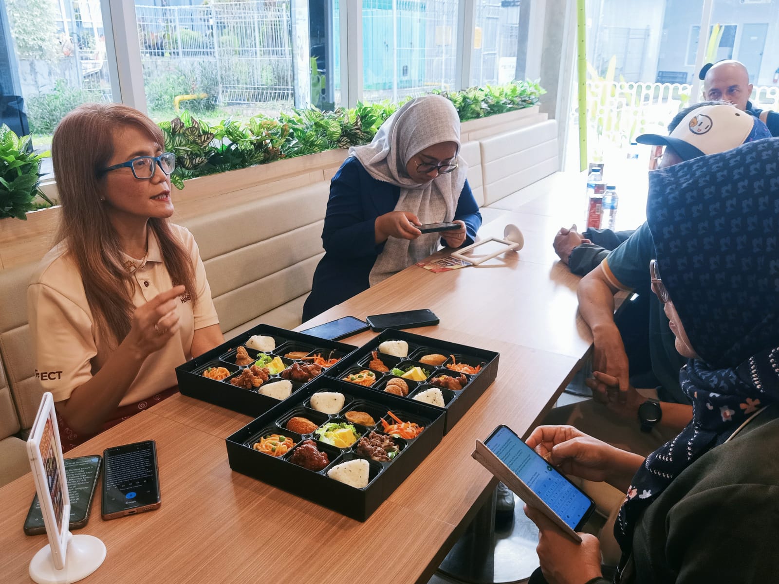Irma Wulansari Public Relation Marketing Manager PT Eka Bogainti (HokBen) saat Memberikan Keterangan kepada Awak Media