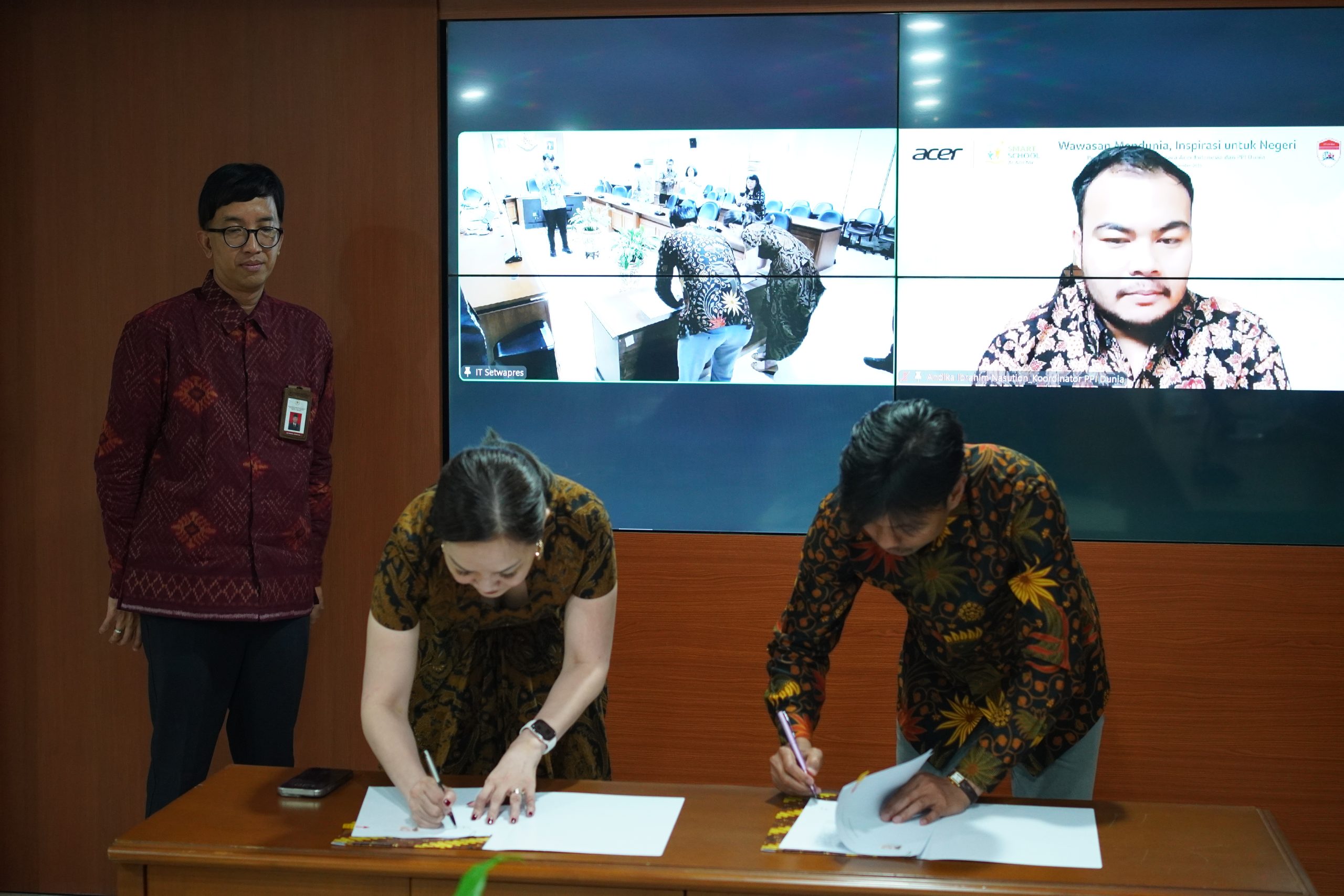 Penandatanganan MoU disaksikan oleh Achmad Adhitya Ph.D., Staf Khusus Wakil Presiden Republik Indonesia